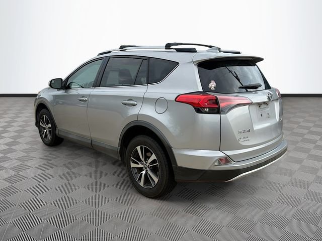 Used 2016 Silver Toyota XLE image 5
