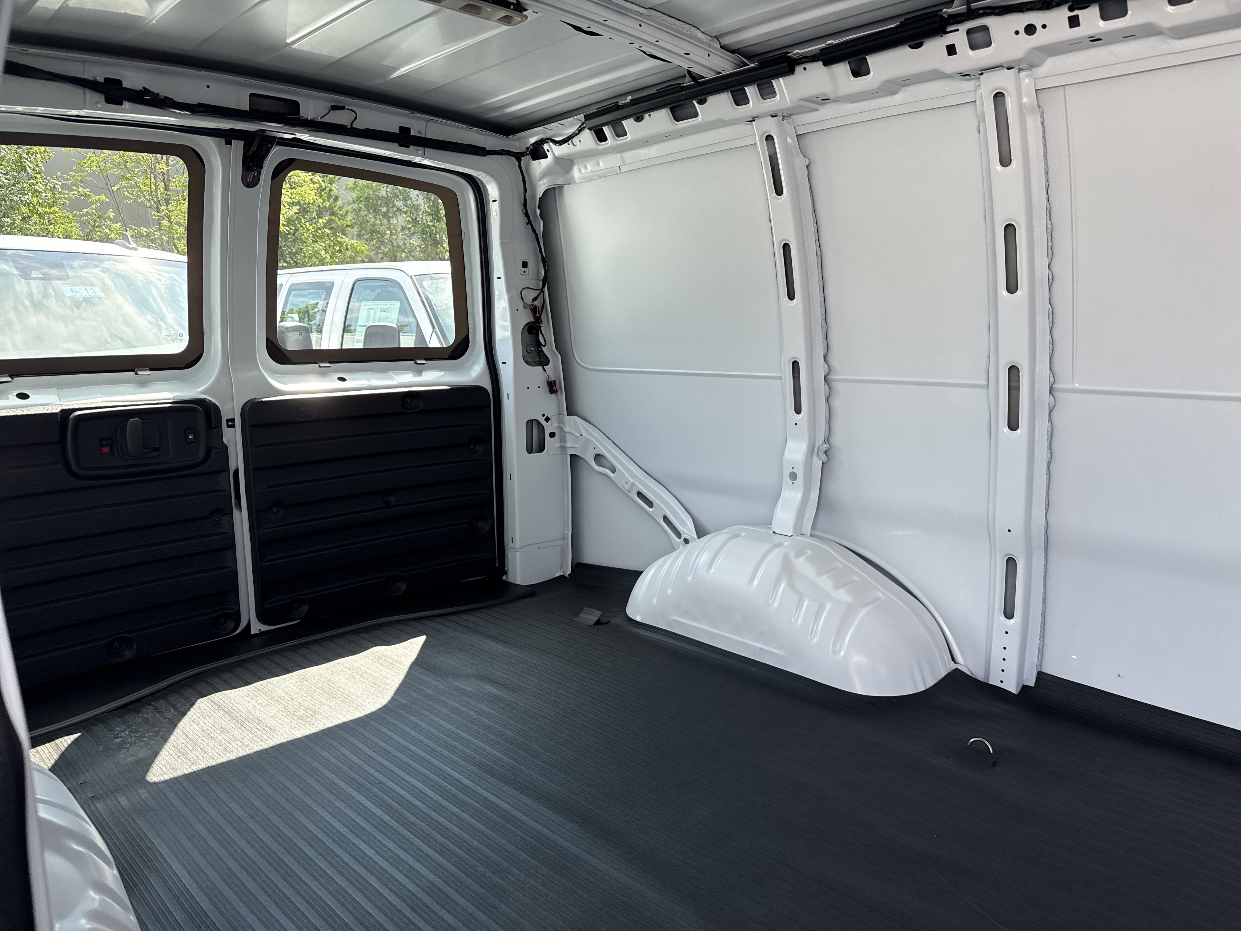 2025 Chevrolet Express Cargo Work Van - Photo 20