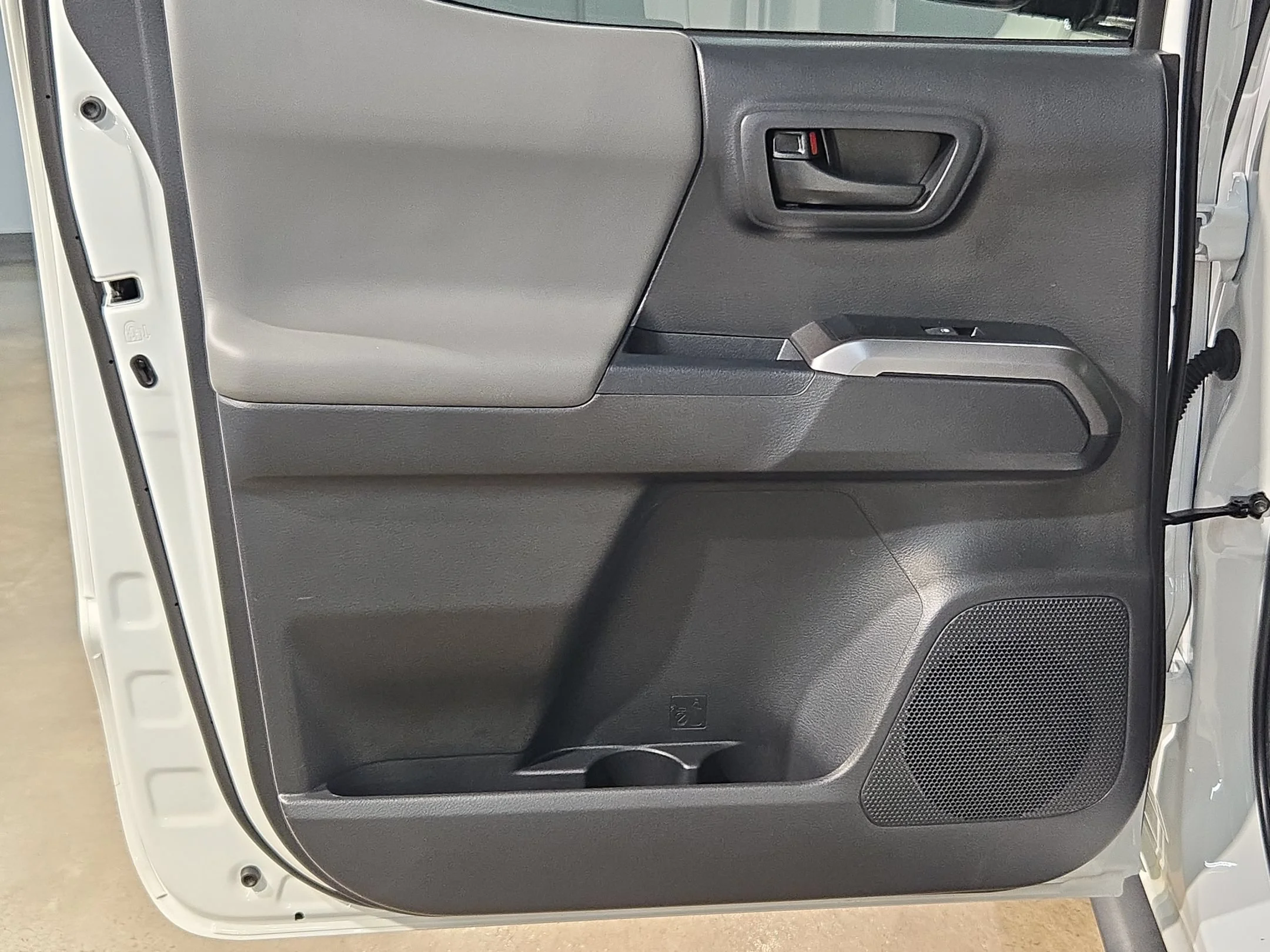 Used 2022 White Toyota SR5 image 32