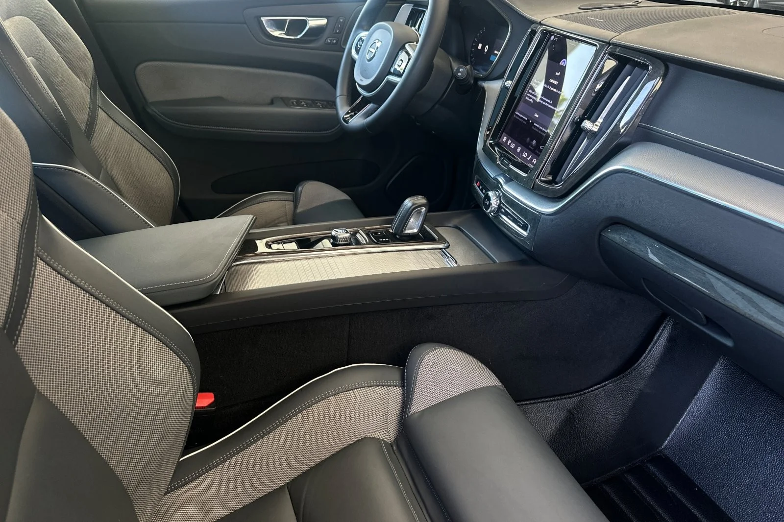 Used 2022 SILVER Volvo R-Design image 15