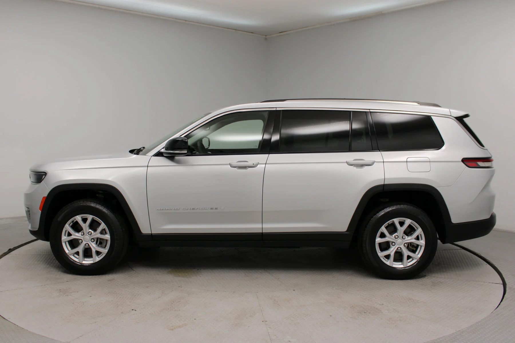 Used 2023 Silver Zynith Jeep Limited 4x4 image 7