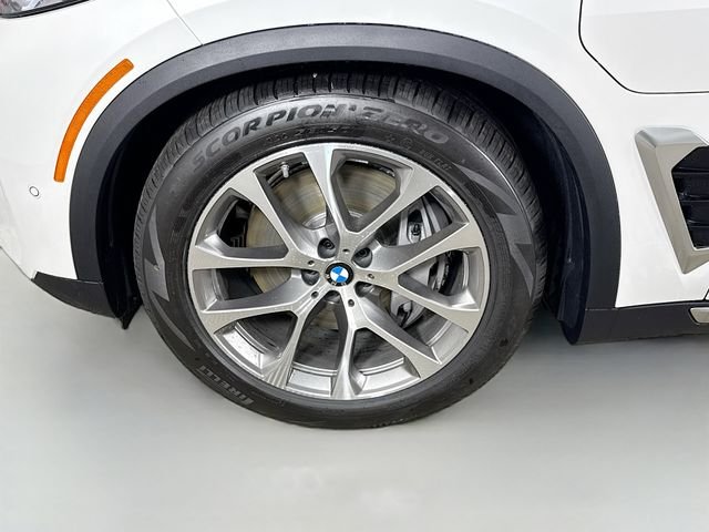 New 2026 White Metallic BMW xDrive50e image 33