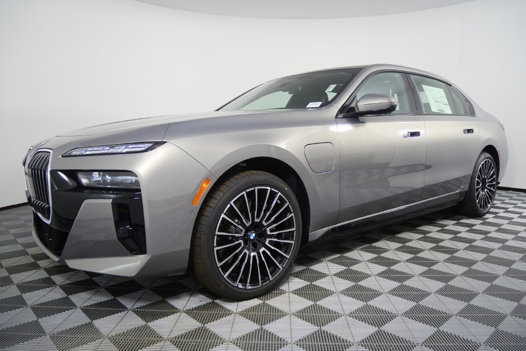 2026 BMW 7 Series 750e - Photo 9