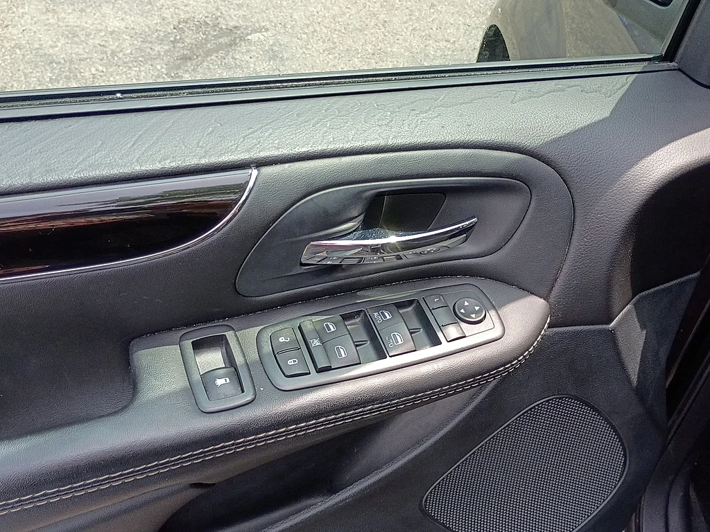 Used 2016 Granite Crystal Metallic Clear Coat Dodge SXT image 23