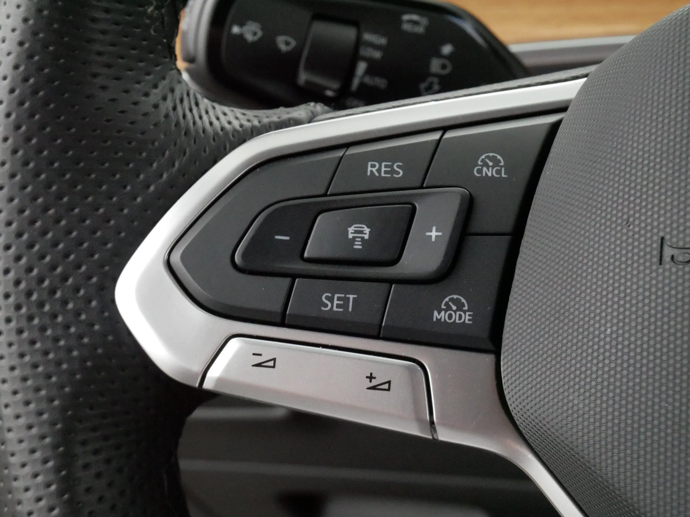 Used 2025 Sandstone Volkswagen SEL R-Line image 27