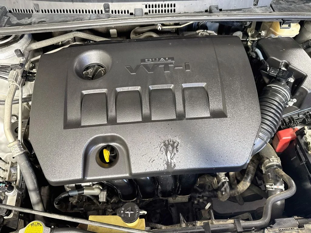 Used 2015 Silver Toyota LE image 36