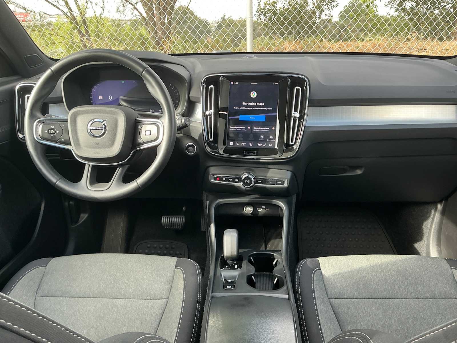 Used 2025 Onyx Black Metallic Volvo Core Bright Theme image 20