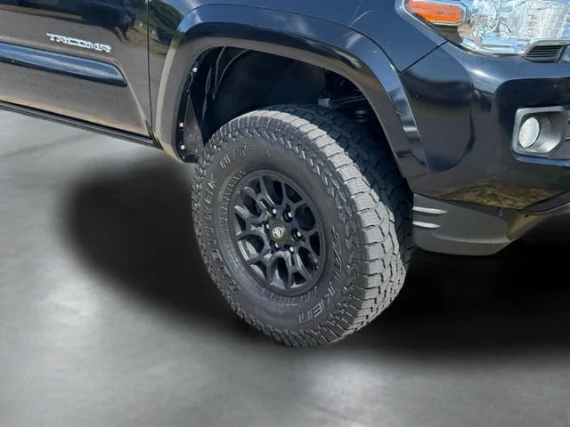 Used 2020 Black Toyota SR5 image 10