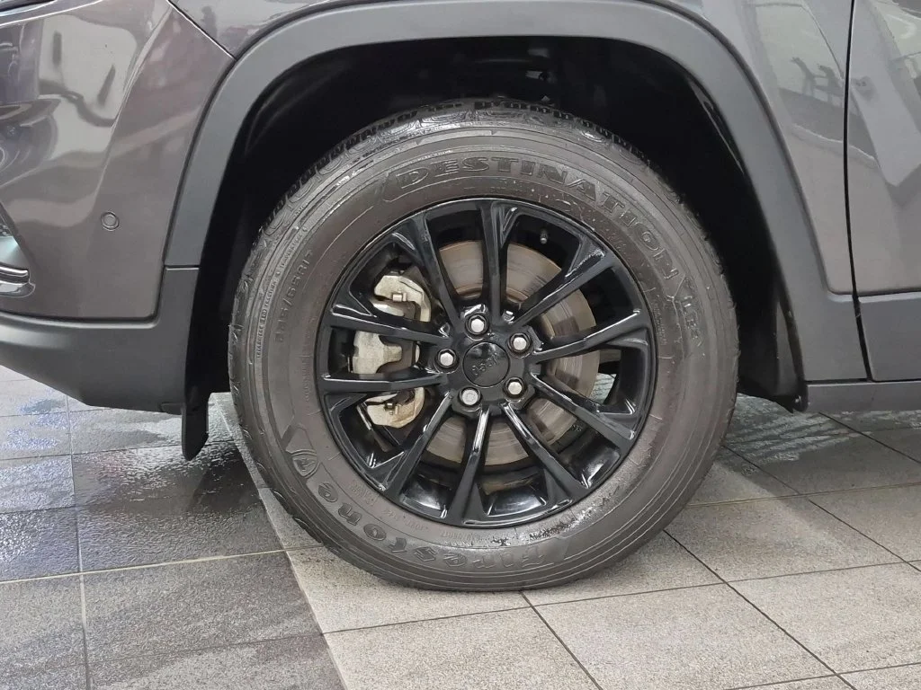 Used 2023 Gray Jeep Altitude image 29