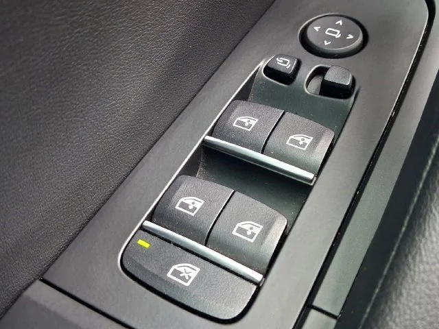 Used 2025 Gray BMW xDrive40i image 9