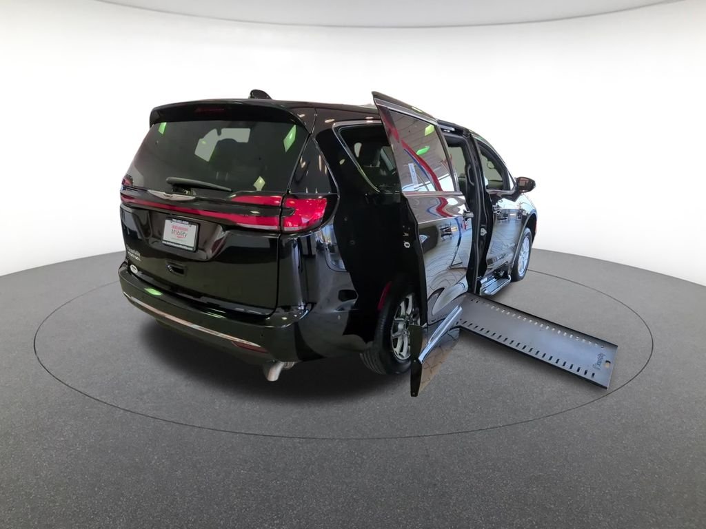 Used 2025 Black Chrysler Mobliity- Braunability - XI image 8