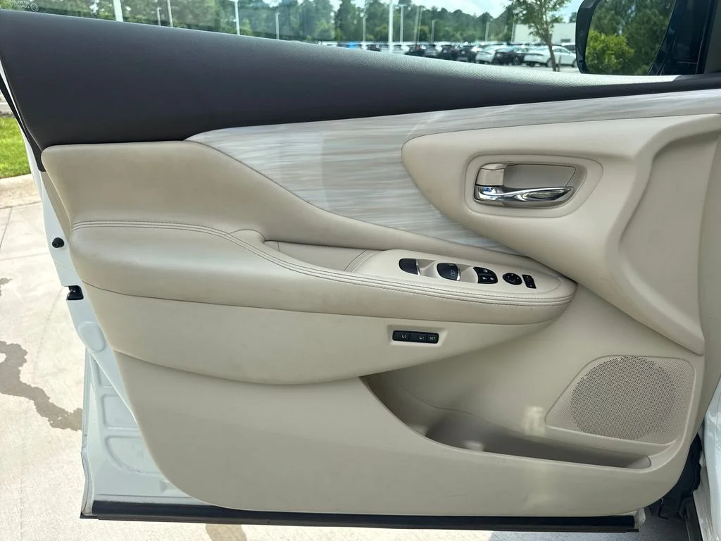 Used 2015 Pearl White Nissan SL image 13