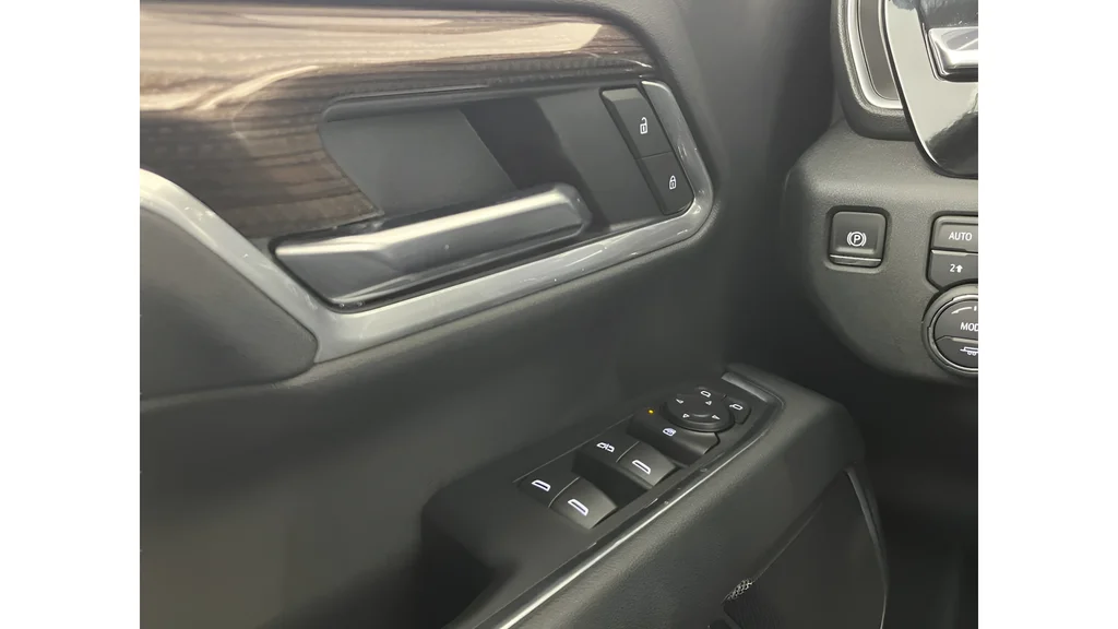 Used 2025 White Chevrolet LT image 24