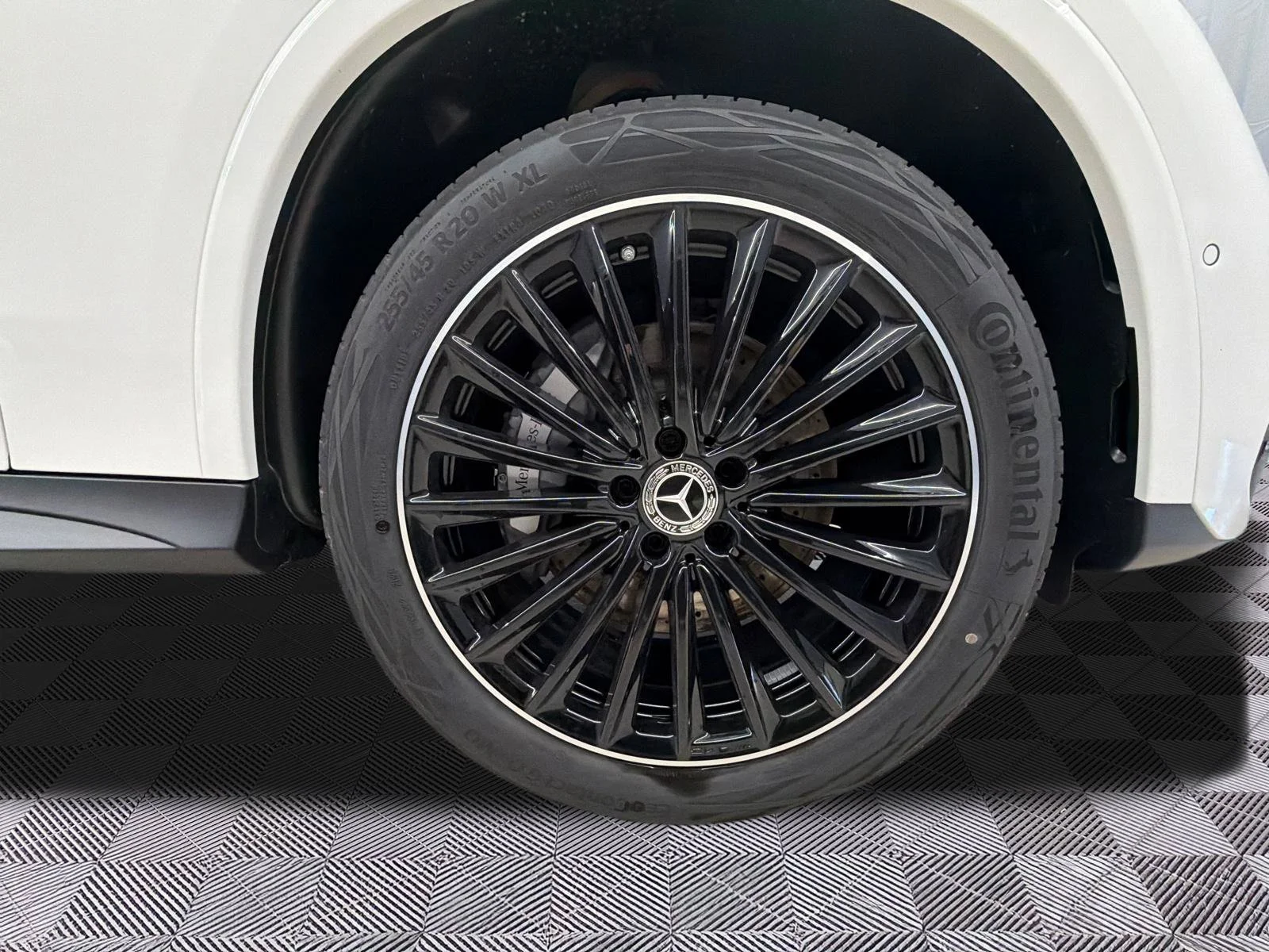New 2027 White Mercedes-Benz GLC 300 image 2