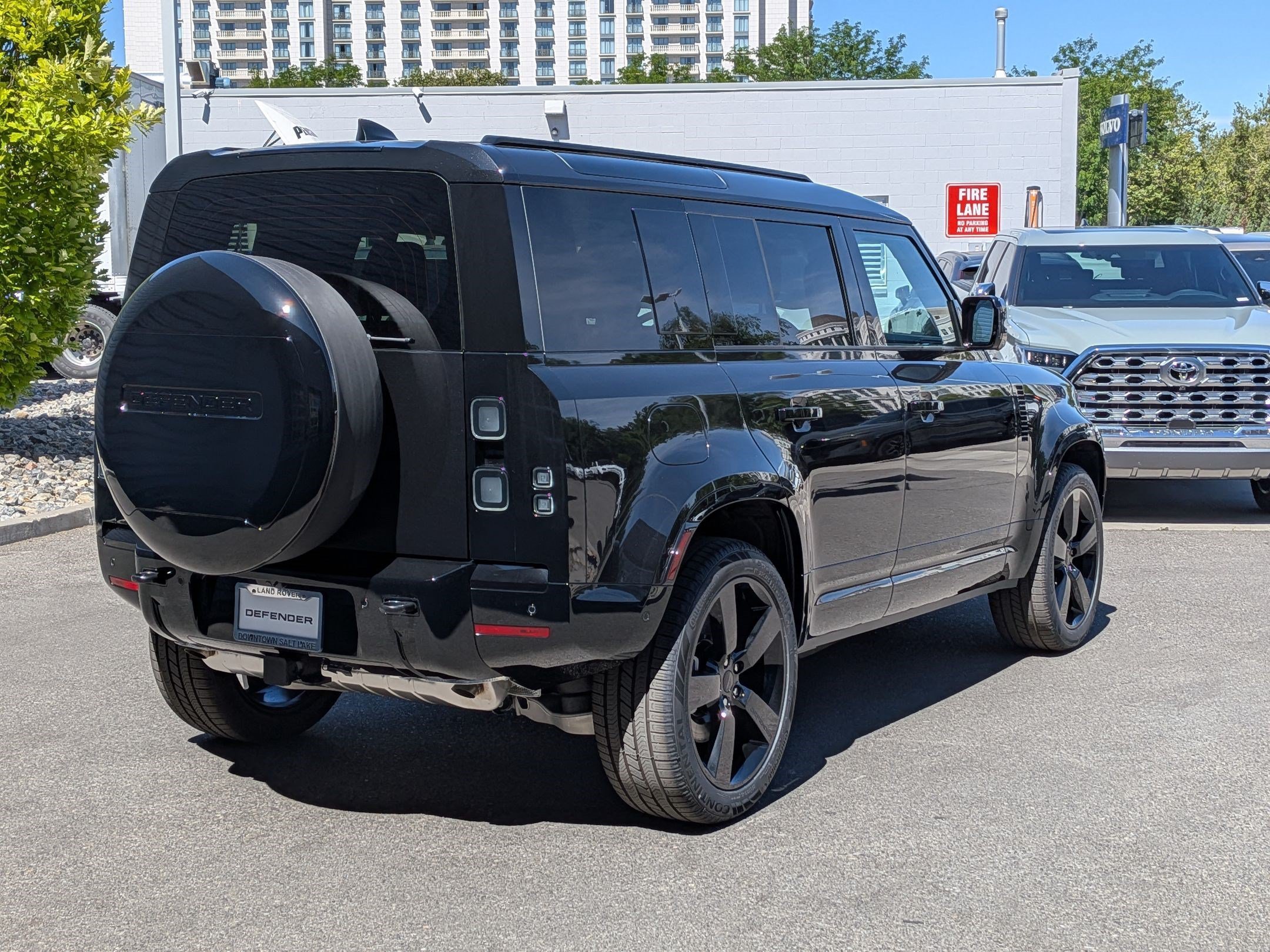 New 2026 Santorini Black Land Rover P400 X-Dynamic SE image 5