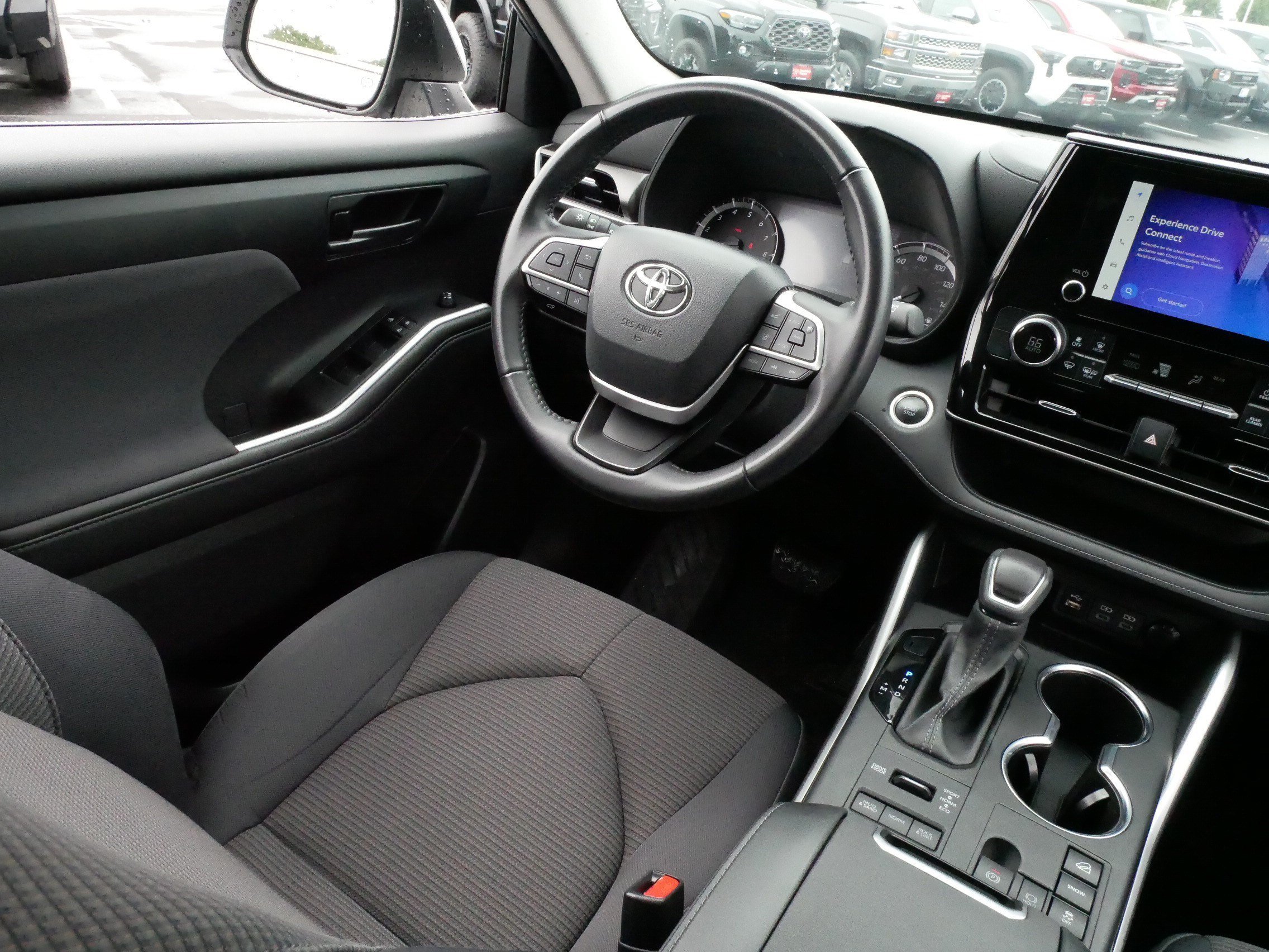 2024 Toyota Highlander LE - Photo 9