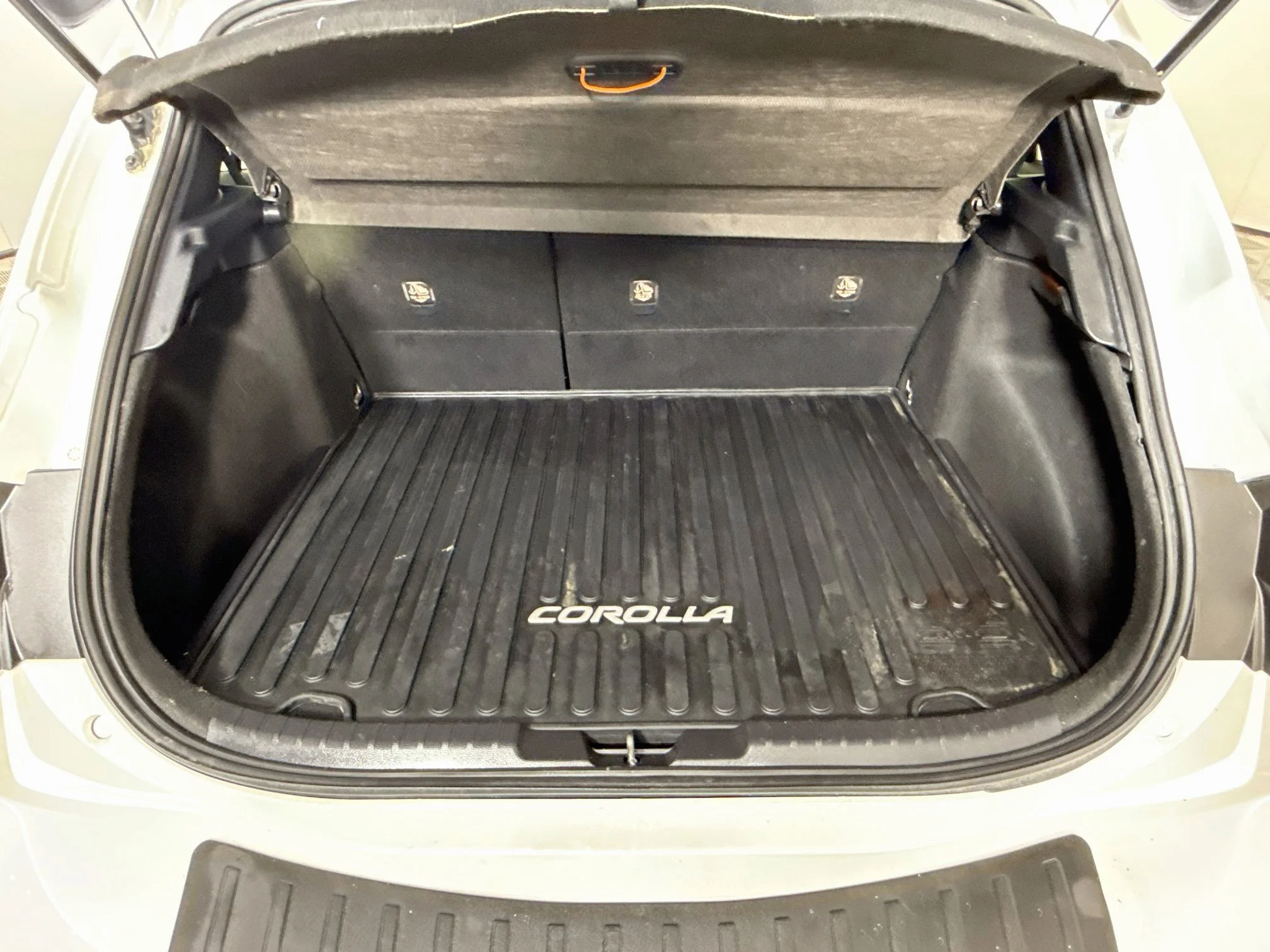 Used 2021 Wind Chill Pearl Toyota SE image 31
