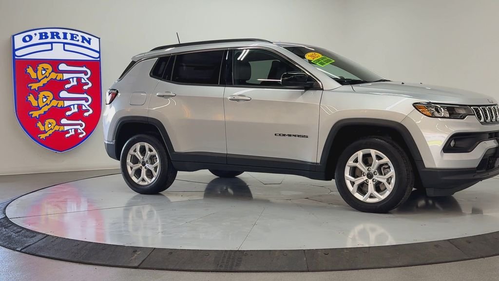Used 2025 Silver Jeep Latitude image 3