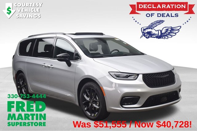 2026 Chrysler Pacifica Select's photo