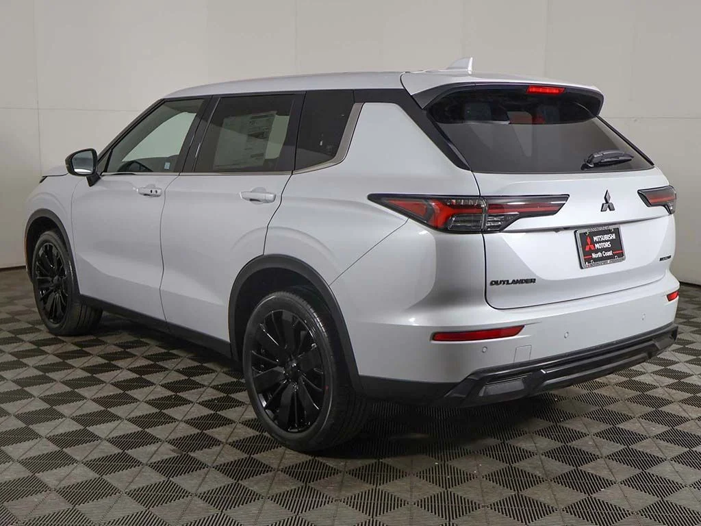 New 2026 White Mitsubishi LE image 10