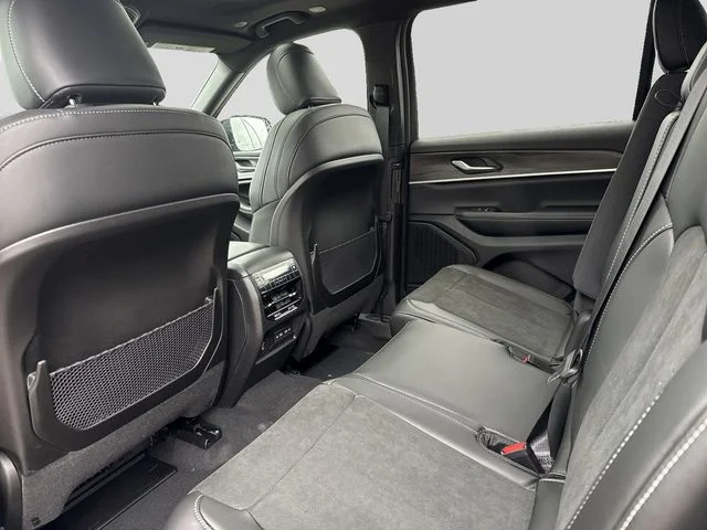 New 2026 Diamond Black Crystal Pearl-Coat Exterior Paint Jeep Laredo image 16