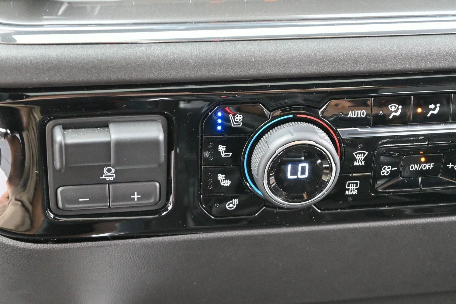 Used 2024 Iridescent Pearl Tricoat Chevrolet High Country image 21