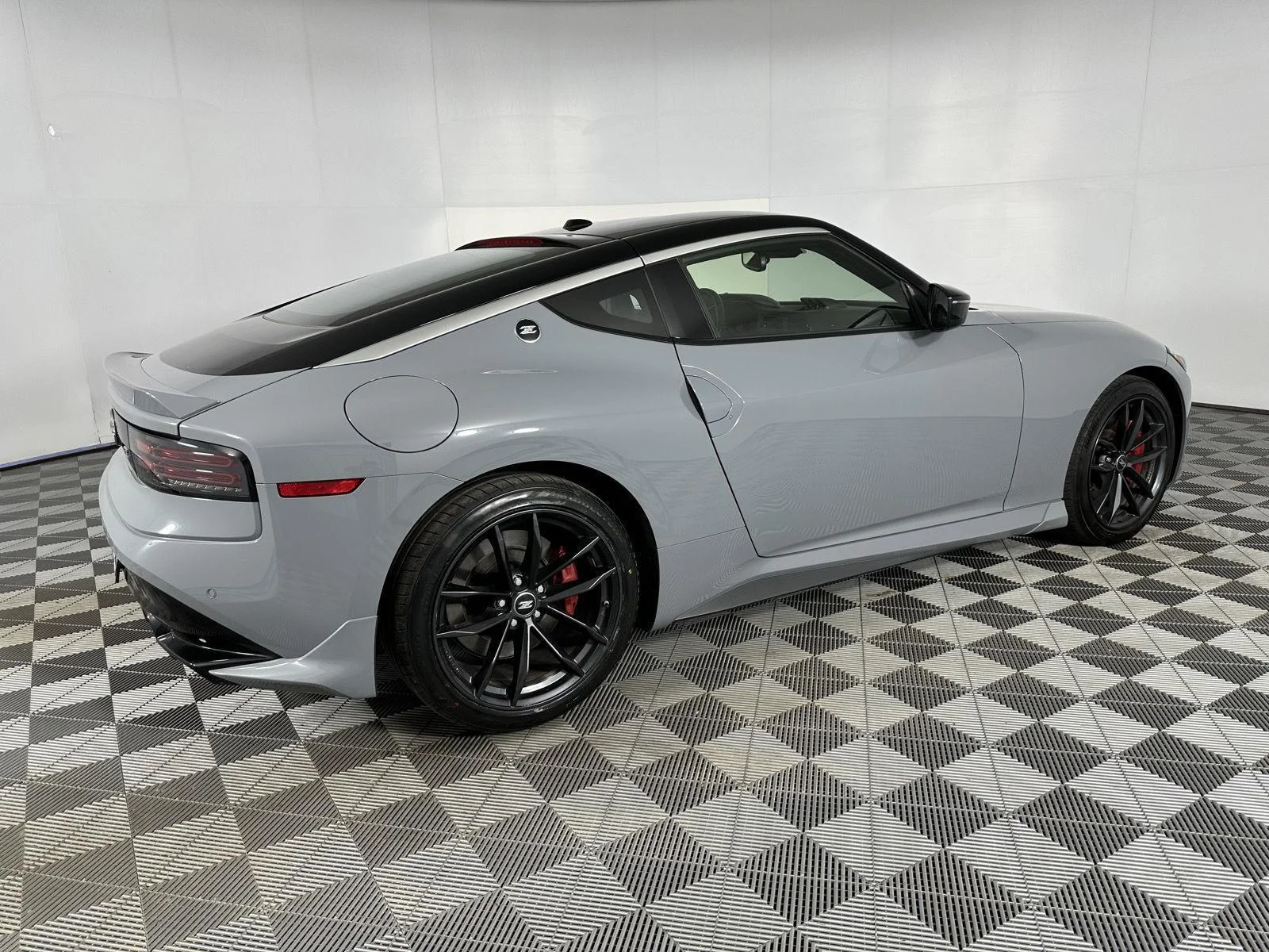 Used 2024 Boulder Gray/Super Black Nissan Performance image 7