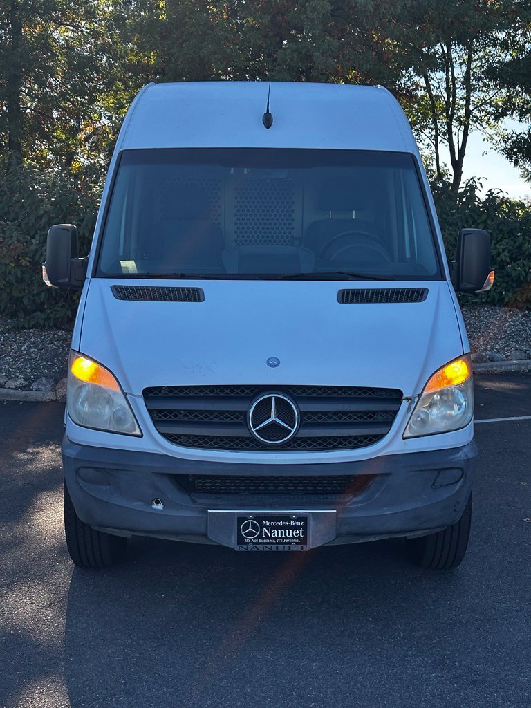 Used 2012  Mercedes-Benz Cargo 144 WB image 2