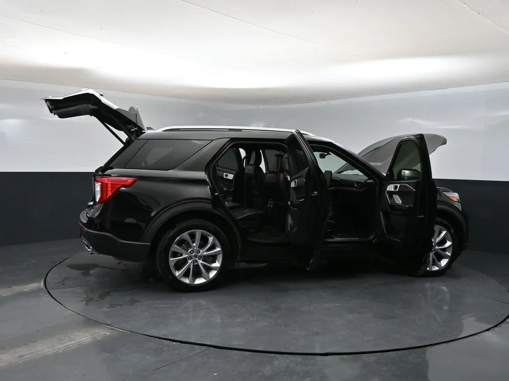 Used 2021 Black Metallic Ford Platinum image 40