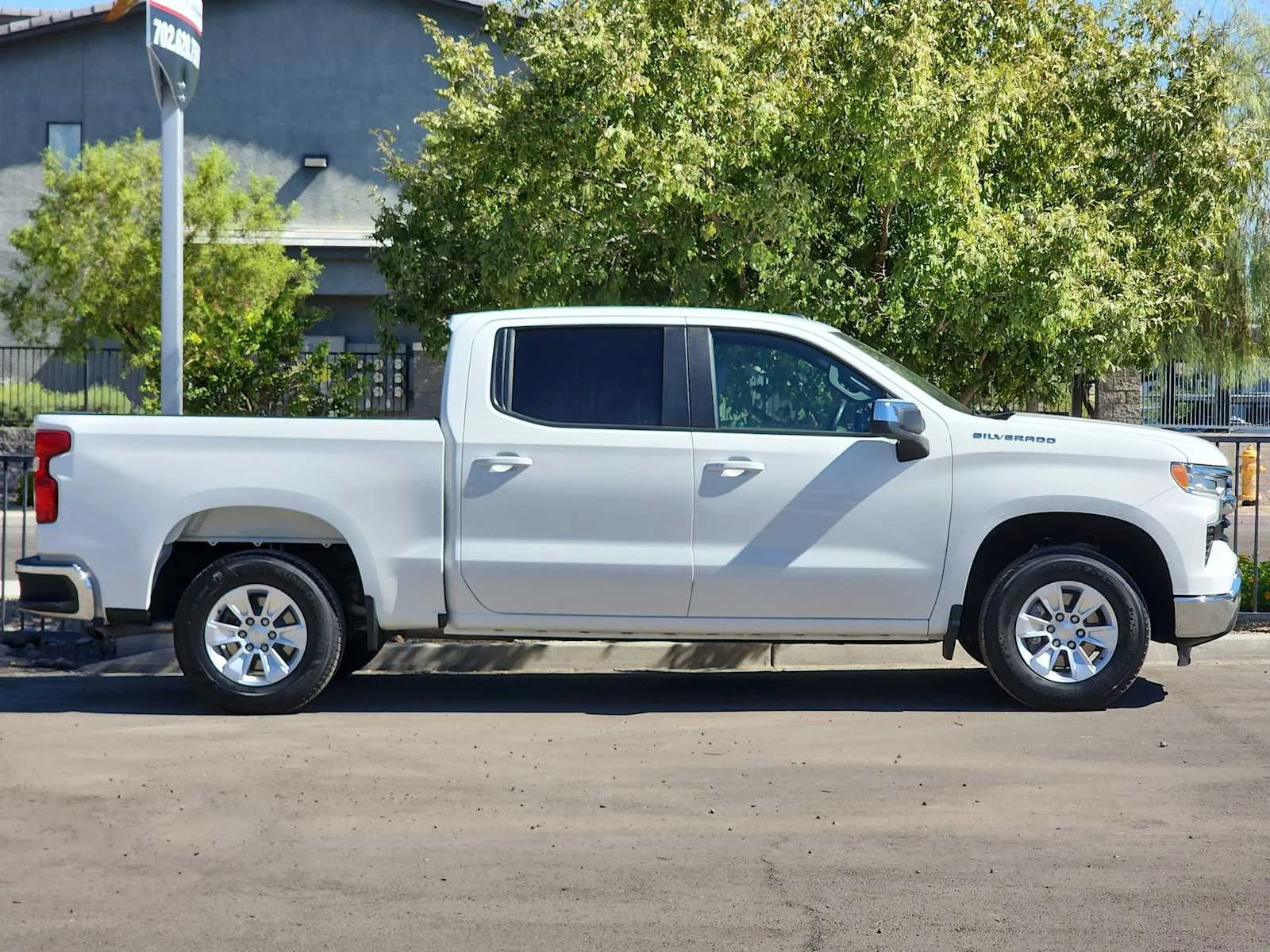 Used 2025 Summit White Chevrolet LT image 9