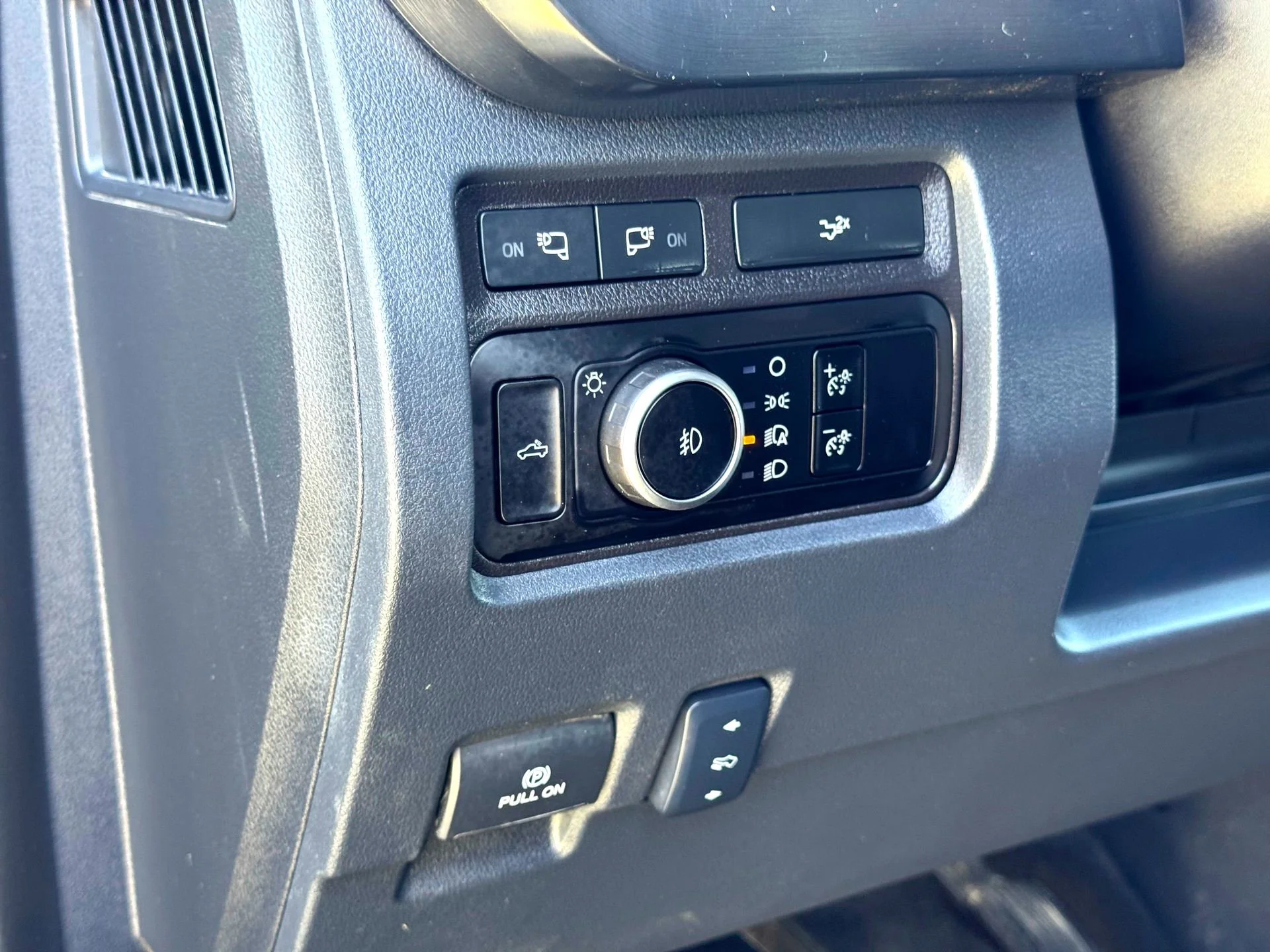 Used 2024  Ford Lariat image 14