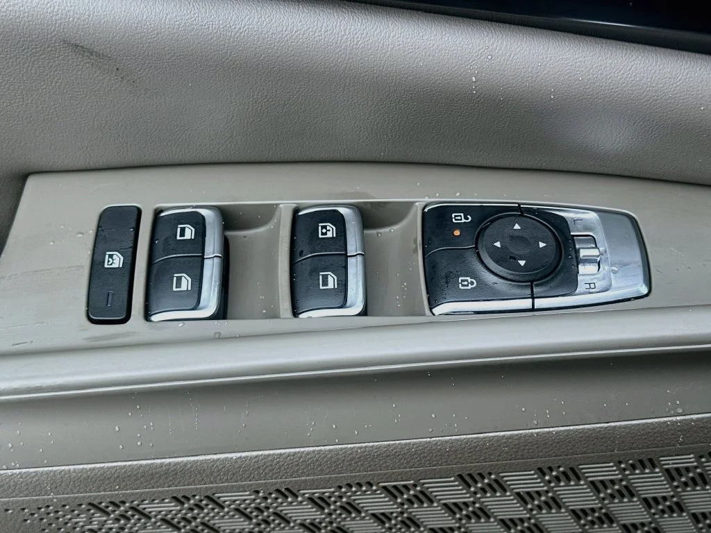New 2027 Ceramic Silver Kia LXS image 18