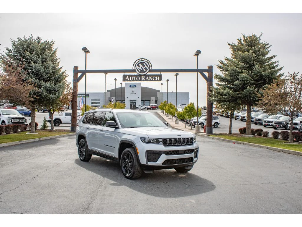 New 2026 SILVER ZYNITH Jeep Laredo Altitude image 1