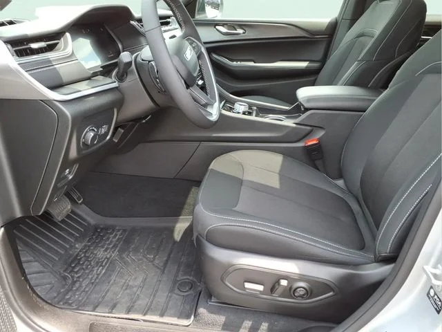 Used 2025 Silver Jeep Laredo image 20
