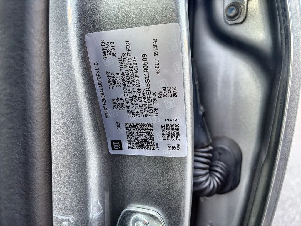 Used 2025 Silver GMC Denali image 35