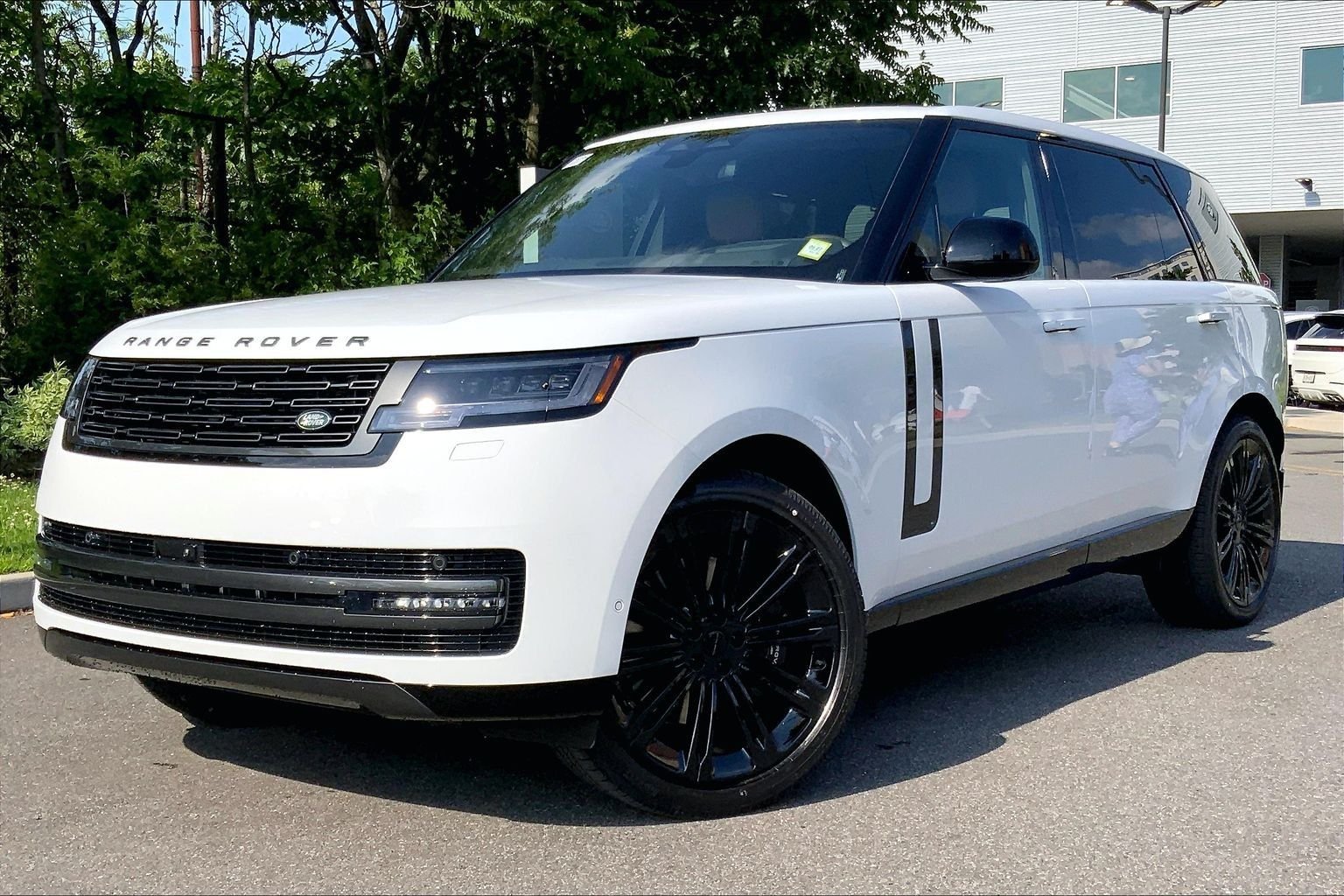 New 2026 Fuji White Land Rover SE LWB 7-Seats / V8 image 1