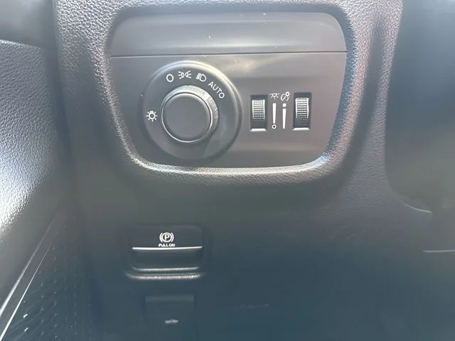 Used 2023 White Jeep Altitude image 15