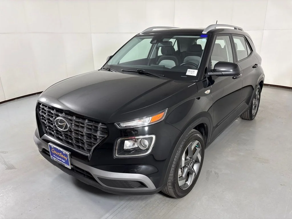 Used 2025 Black Hyundai SEL image 4