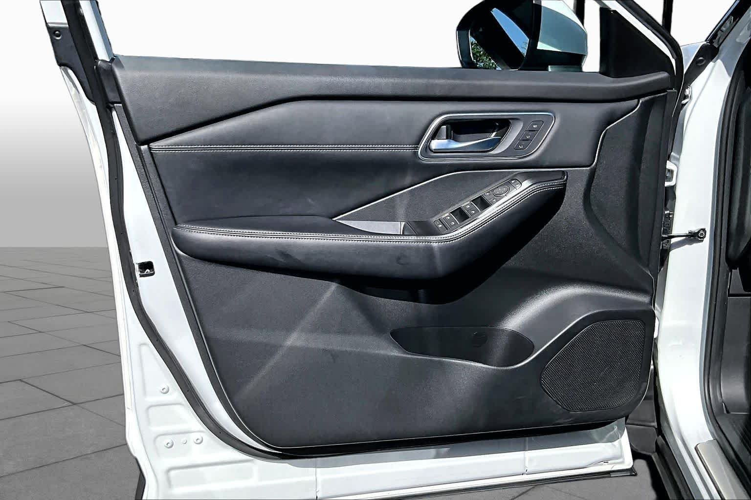 Certified Used 2025 Everest White Pearl Nissan Platinum image 22