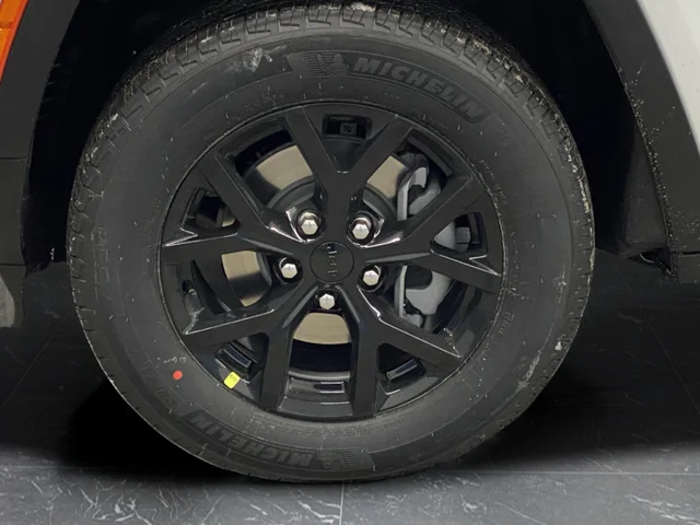 New 2026 Bright White Clear-Coat Exterior Paint Jeep Altitude image 38
