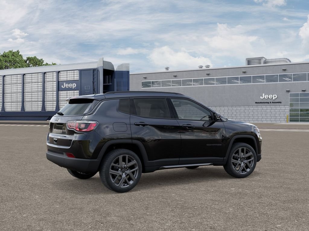 New 2026 Diamond Black Crystal Pearl-Coat Exterior Paint Jeep Limited image 4