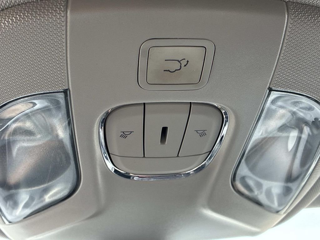 Used 2022 White Jeep Latitude image 37