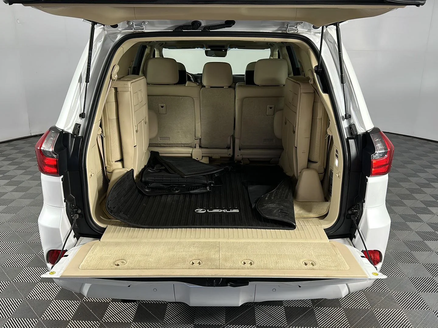 Used 2018 Eminent White Pearl Lexus LX 570 image 28