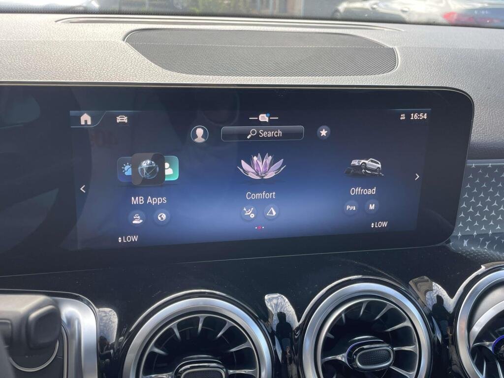 New 2026 Polar White Mercedes-Benz GLB 250 image 21