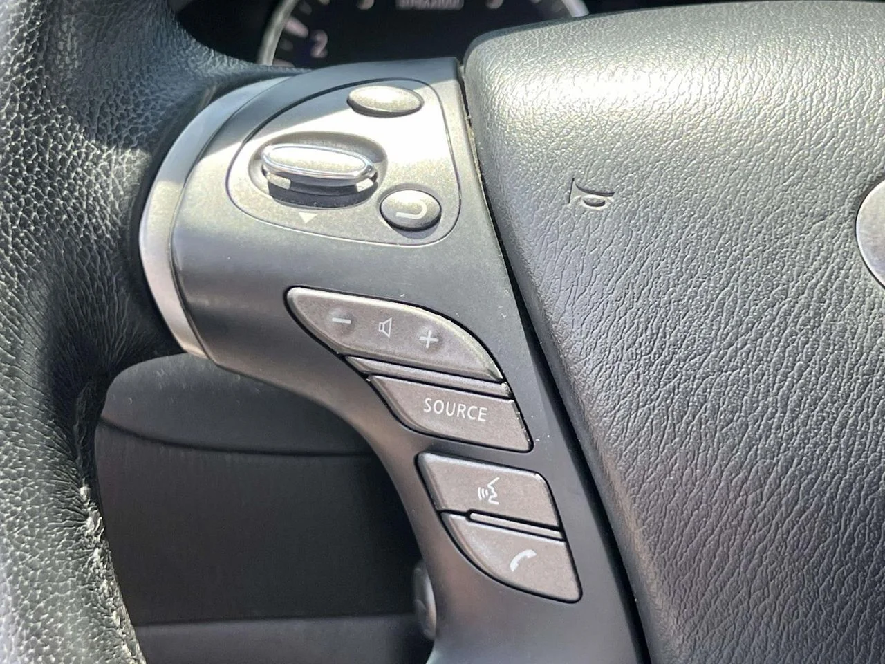 Used 2014 Midnight Garnet INFINITI Base image 29