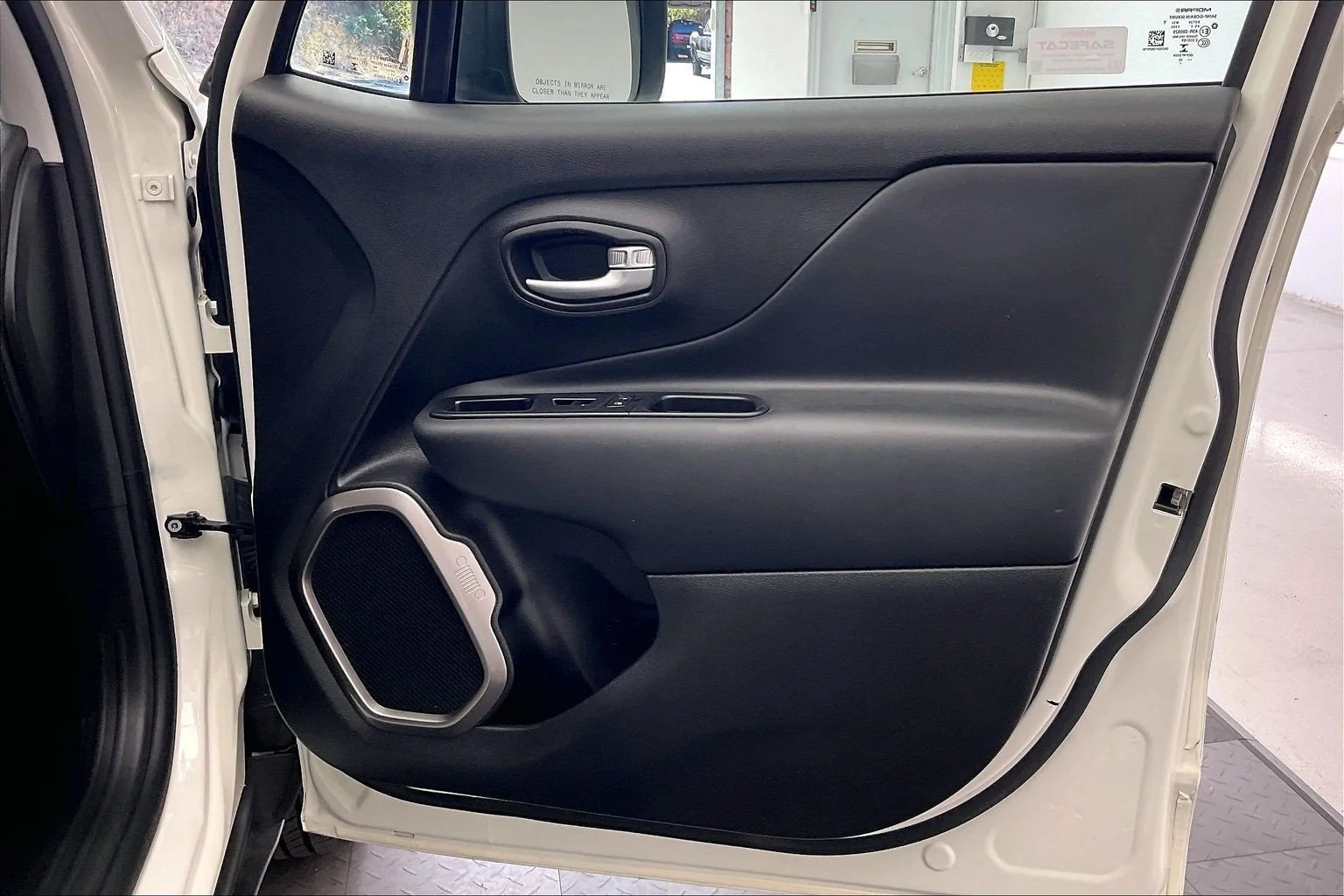 Used 2022 Alpine White Clearcoat Jeep Latitude image 25