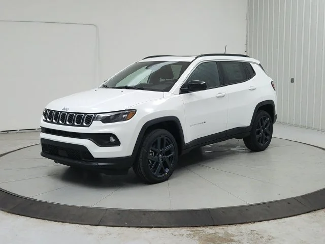 New 2026 Bright White Clear-Coat Exterior Paint Jeep Latitude image 4