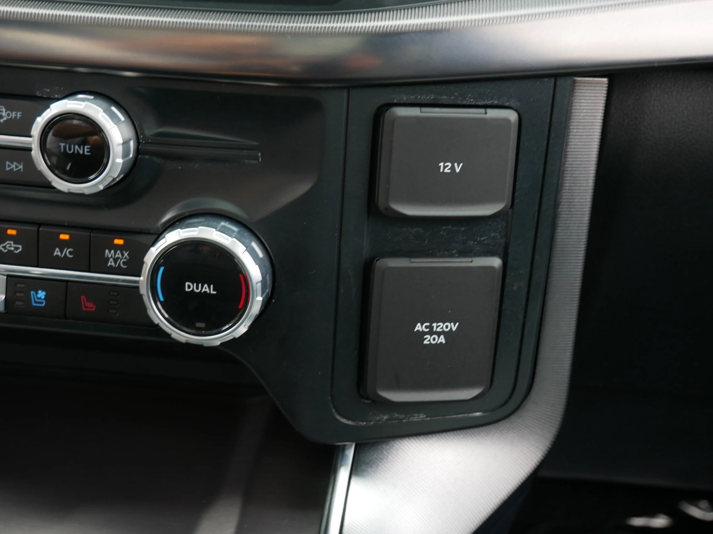 Used 2025 Agate Black Metallic Ford Platinum image 33