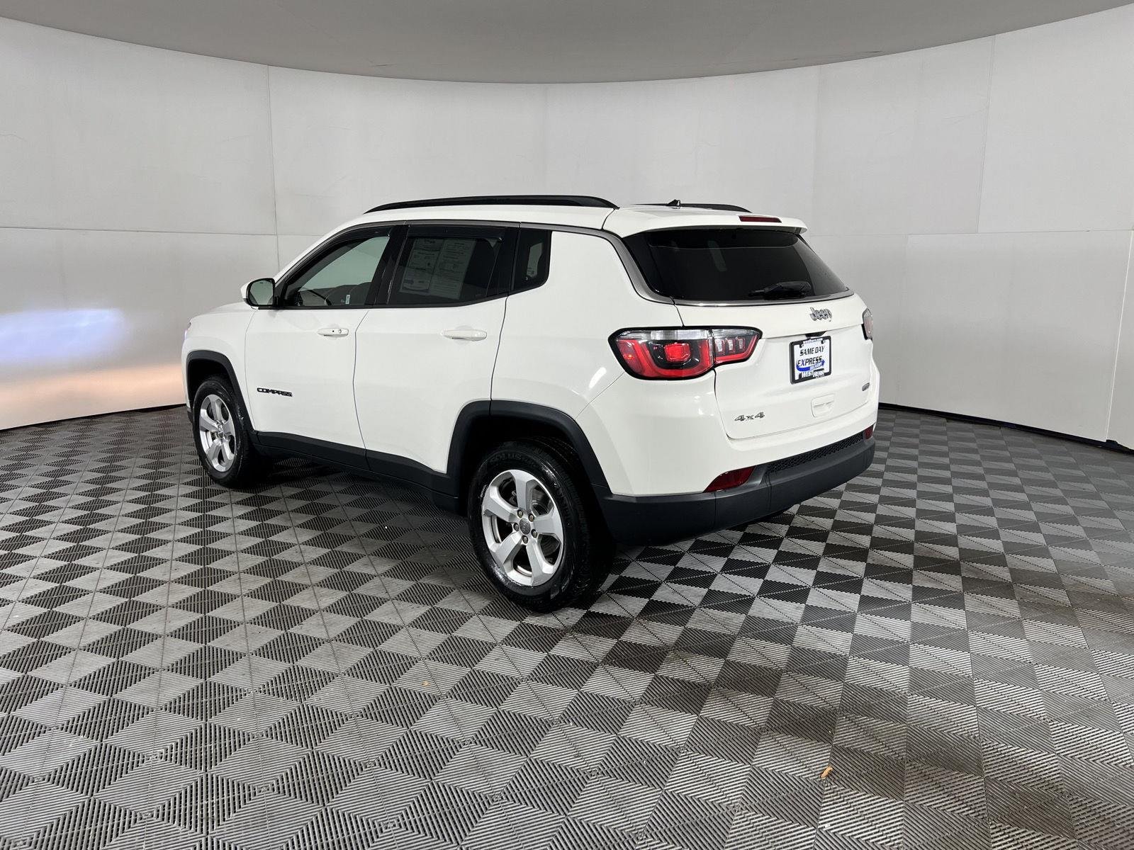 Used 2018 White Clearcoat Jeep Latitude image 9