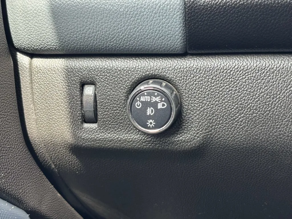 Used 2018 GRAPHITE METALLIC Chevrolet 2WD Z71 image 24